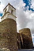 Monsaraz - Dall'estremit settentrionale si entra in paese attraverso la Porta da Vila, sormontata dalla torre dell'orologio, che somiglia a un campanile.